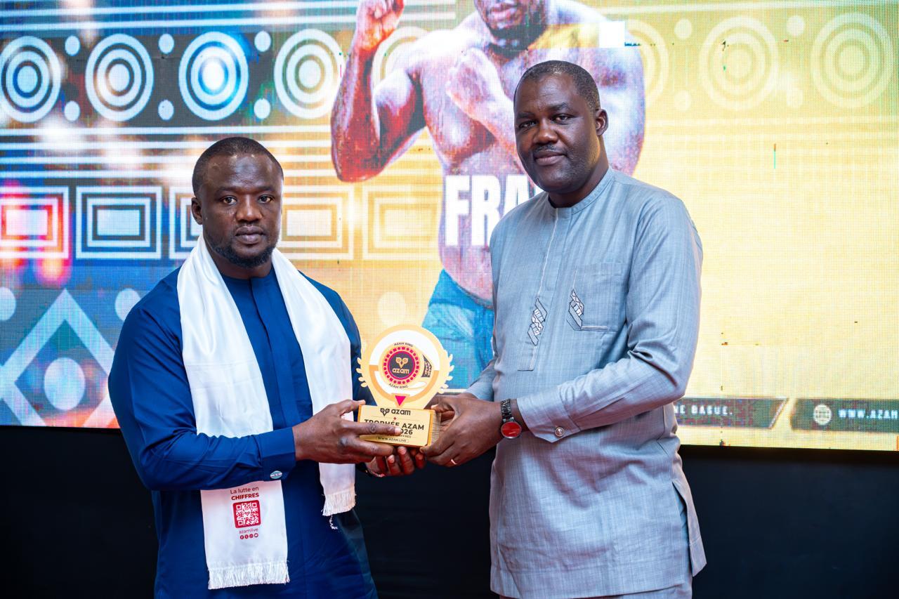 Remise du Trophée Azam devant l'écran de la cérémonie