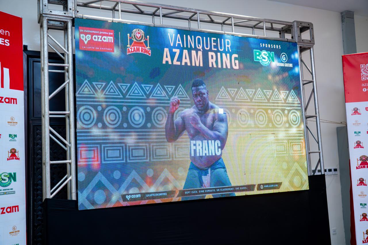 Écran géant de la cérémonie affichant « VAINQUEUR AZAM RING » avec FRANC